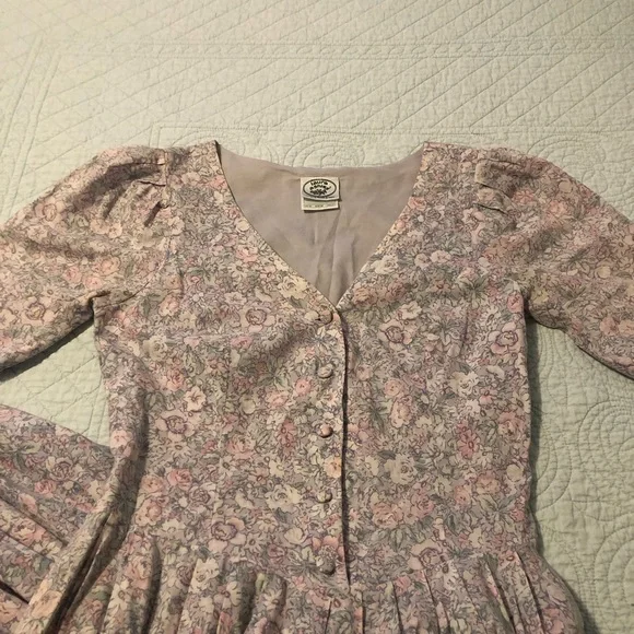 Vintage Laura Ashley lilac floral print prairie cottage dress. Size 8. - Picture 3 of 14